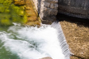 Dağ nehri çağlayanları. Gürültülü şelale. Temiz turkuaz su. Güzel manzara.