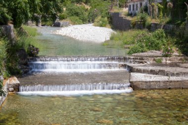 Dağ nehri çağlayanları. Gürültülü şelale. Temiz turkuaz su. Güzel manzara.