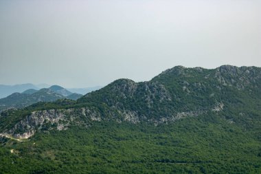 Skadar Gölü ve Dinar Dağları sisli bir sabah. Karadağ 'ın Balkanlar' daki en büyük gölü. Popüler turizm merkezi ve güzel doğa manzarası.