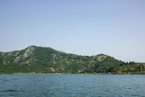 Paisagem Com Lago Montanhas Verdes Fundo Céu Limpo Vista Panorâmica — Fotografia de Stock