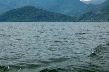 Güzel gölün etrafındaki dağların krup 'u. Doğal Park Dağları 'nın manzarası. Göl kıyısındaki panoramik manzara.