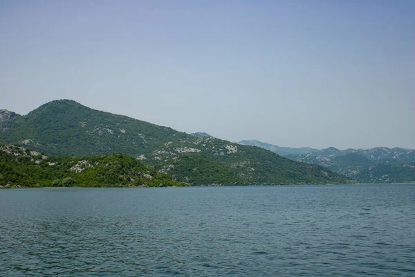 Grupo Montañas Alrededor Hermoso Lago Paisaje Las Tierras Altas Del —  Fotos de Stock