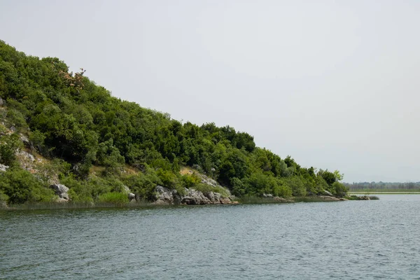 Güzel Gölün Etrafındaki Yeşil Dağların Krup Doğal Park Dağları Nın — Stok fotoğraf