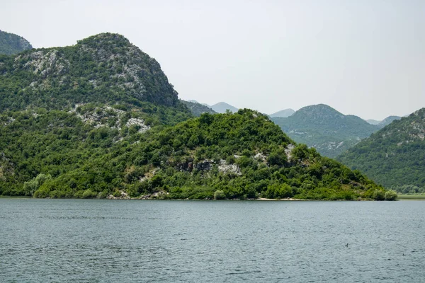 环绕着美丽的湖面 青山丛生 风景秀丽的自然公园高地 湖滨全景 — 图库照片