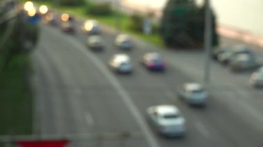 Defocus şehir trafiğini izliyor. Arabalar şehir otoyolu boyunca hareket ediyor. Üst görünüm.