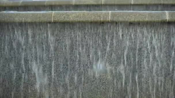 城市水泉瀑布特写 一股湍急的水流涌进瀑布的碗里 飞溅掉进游泳池 — 图库视频影像