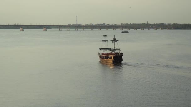 Barco Pirata Época Navega Largo Amplio Río Por Noche — Vídeo de stock