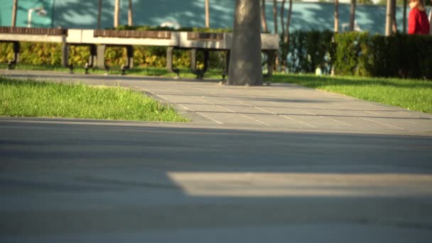 Vista Inferior Como Bicicletas Scooters Paseo Ida Vuelta — Vídeos de Stock