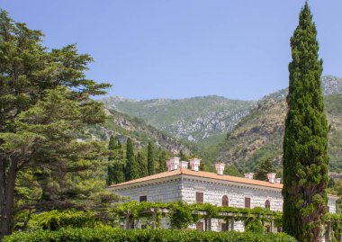 Karadağ 'ın Adriyatik Denizi kıyısındaki güzel yeşil Kraliyet Parkı ve ikamet yeri Villa Milocer' in panoramik yaz manzarası