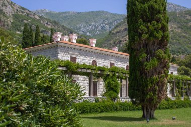 Karadağ 'ın Adriyatik Denizi kıyısındaki güzel yeşil Kraliyet Parkı ve ikamet yeri Villa Milocer' in panoramik yaz manzarası