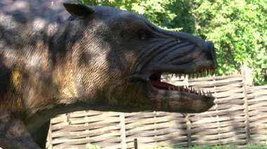 Dinopark 'ta tarih öncesi döneme ait hareket eden hayvan modellerinin sergilenmesi. Mekanik heykel Entelodon.
