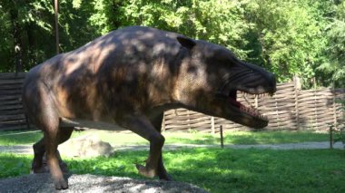 Dinopark 'ta tarih öncesi döneme ait hareket eden hayvan modellerinin sergilenmesi. Mekanik heykel Entelodon.