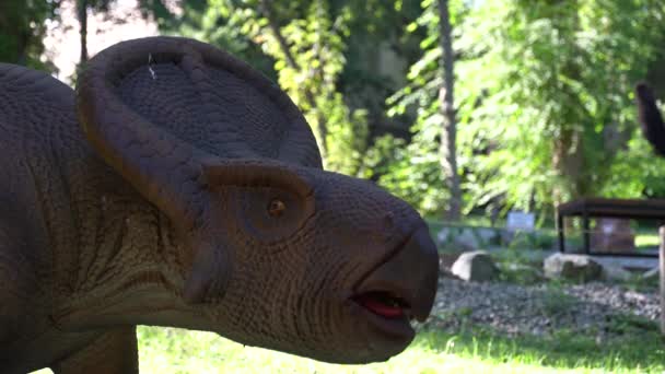 Dinopark Tarih Öncesi Döneme Ait Hareket Eden Hayvan Modellerinin Sergilenmesi — Stok video