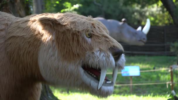 Exposition Animaux Modèles Mouvement Période Préhistorique Dinopark Sculpture Mécanique Smilodon — Video