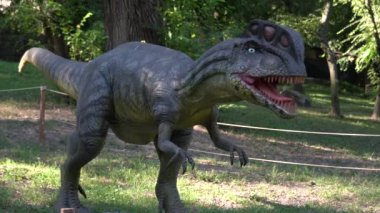 Dinopark 'ta tarih öncesi döneme ait hareket eden hayvan modellerinin sergilenmesi. Mekanik heykel dinozor Dilophosaurus.