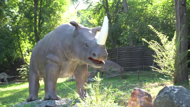 Utställning Rörliga Modelldjur Från Förhistorisk Tid Dinopark Mekanisk Skulptur Ceratotherium — Stockvideo