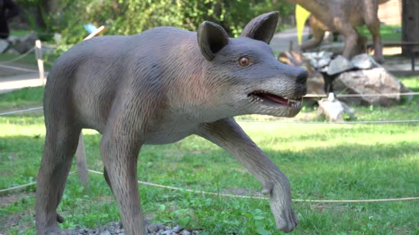 Tentoonstelling Van Bewegende Modellen Dieren Uit Prehistorie Dinopark Mechanische Beeldhouwkunst — Stockvideo