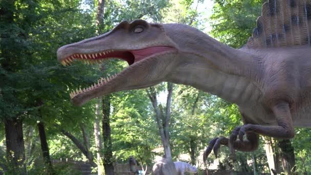 Dinopark Őskori Mozgó Modellállatainak Kiállítása Mechanikus Szobor Dinoszaurusz Spinosaurus — Stock videók