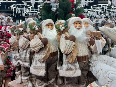 Noel tatillerinde süpermarkette bir sürü Noel Baba oyuncağı olur. Kış gelenekleri ve yeni yılı Noel Baba 'yla hipermarkette kutlamak. Mutlu noeller ve şenlik havasının dekorasyon figürleri..