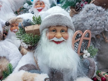 Noel tatillerinde süpermarkette bir sürü Noel Baba oyuncağı olur. Kış gelenekleri ve yeni yılı Noel Baba 'yla hipermarkette kutlamak. Mutlu noeller ve şenlik havasının dekorasyon figürleri..