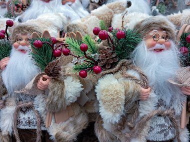 Noel tatillerinde süpermarkette bir sürü Noel Baba oyuncağı olur. Kış gelenekleri ve yeni yılı Noel Baba 'yla hipermarkette kutlamak. Mutlu noeller ve şenlik havasının dekorasyon figürleri..