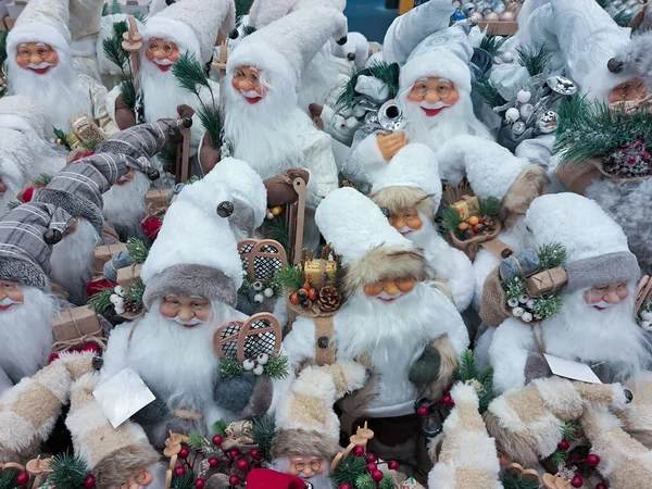 Noel tatillerinde süpermarkette bir sürü Noel Baba oyuncağı olur. Kış gelenekleri ve yeni yılı Noel Baba 'yla hipermarkette kutlamak. Mutlu noeller ve şenlik havasının dekorasyon figürleri..