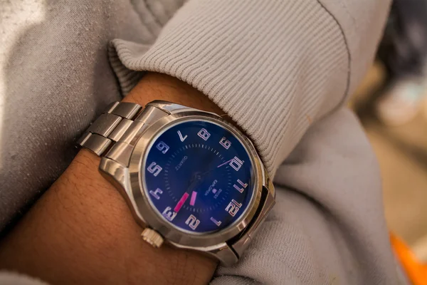 Watch on hand, shiny glass — Stock Photo, Image