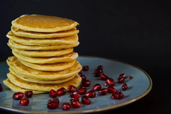 Pfannkuchen Nahaufnahme Auf Dunklem Hintergrund Fertig Zum Frühstück Auf Einem — Stockfoto