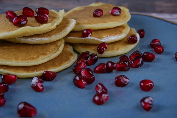 Pfannkuchen Nahaufnahme Auf Dunklem Hintergrund Fertig Zum Frühstück Auf Einem — Stockfoto