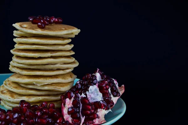 Pfannkuchen Nahaufnahme Auf Dunklem Hintergrund Fertig Zum Frühstück Auf Einem — Stockfoto