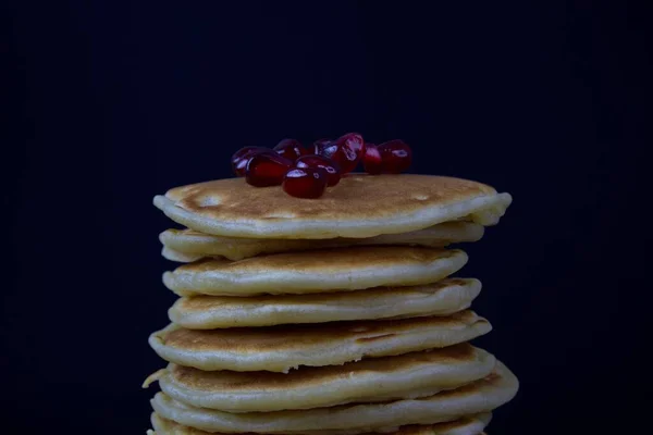 Pfannkuchen Nahaufnahme Auf Dunklem Hintergrund Fertig Zum Frühstück Mit Granatapfelbeeren — Stockfoto