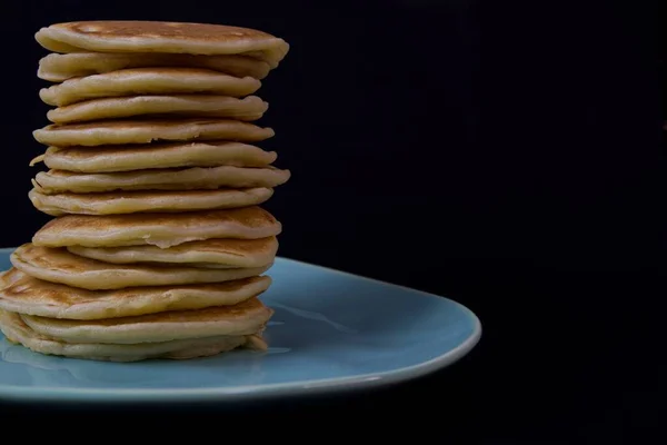 Pfannkuchen Großaufnahme Auf Dunklem Hintergrund Frühstücksfertig Stapelweise Auf Einem Türkisfarbenen — Stockfoto