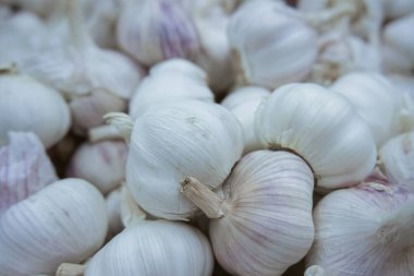 Sarımsak, yakın çekim, dükkandaki tezgahın üzerinde yatıyor. Doğal ışıkta çekilmiş.