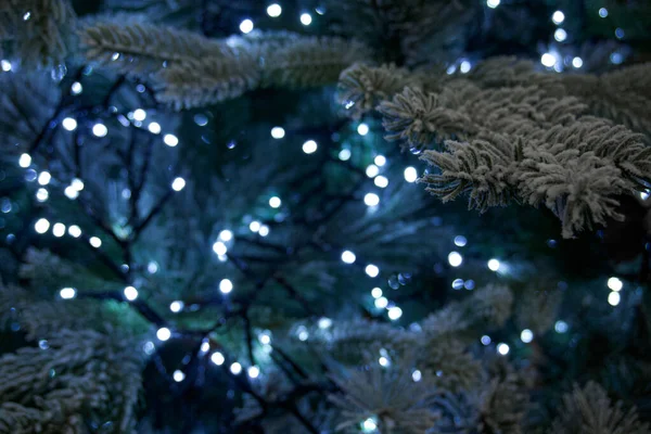 Künstlicher Weihnachtsbaum Mit Kunstschnee Und Weißem Kranz Großaufnahme — Stockfoto