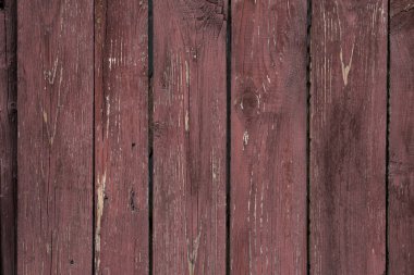 Tahta kalaslar, bordo boyayla boyanmış. Yakın çekim, ahşap taneciklerin üzerindeki çatlak boyanın dokusunu aktarıyor. Fotoğraf arka plan olarak mükemmel.