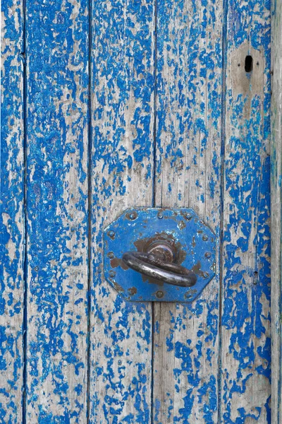 Textura Velha Tinta Azul Brilhante Uma Porta Madeira Que Rachado — Fotografia de Stock