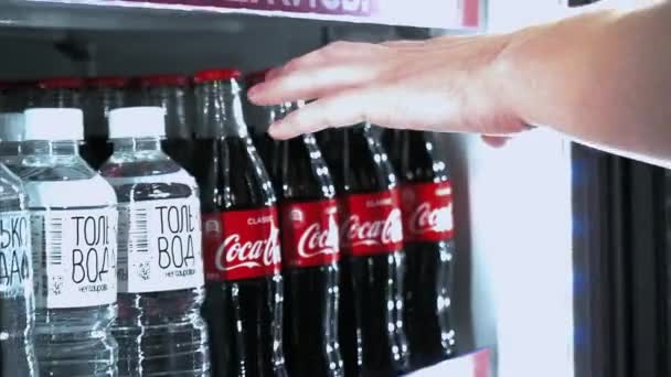Primer plano coca-cola — Vídeos de Stock
