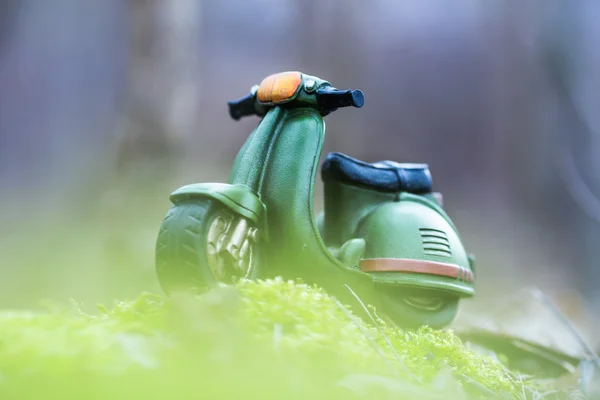 Green Retro Motorcycle toy in nature — Stock Photo, Image