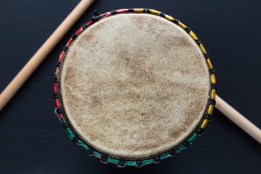 Djembe çubuklarla davul - Üstten Görünüm