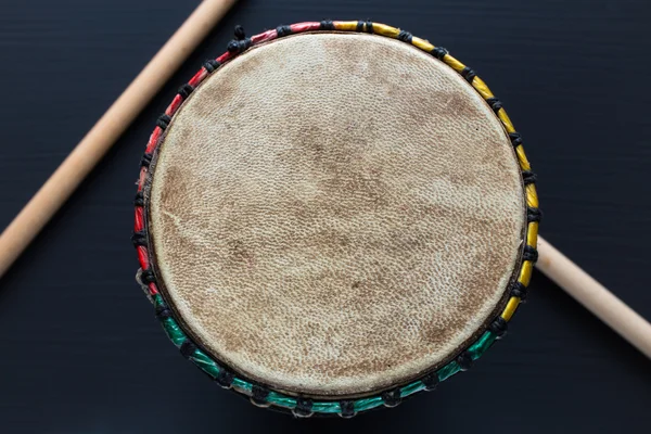 Djembe avec bâtons de tambour - Vue de dessus — Photo