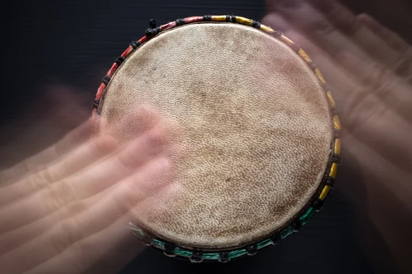 Jogando em djembe - Vista superior — Fotografia de Stock