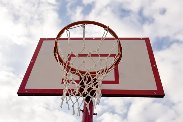 Cesta de baloncesto callejero sobre fondo nublado — Foto de Stock