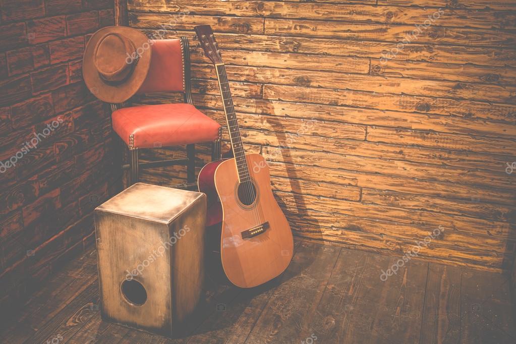 Cajón y guitarra acústica sobre escenario de madera en pub fotografía