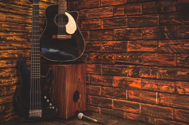 Ahşap sahnede müzik enstrümanı pub