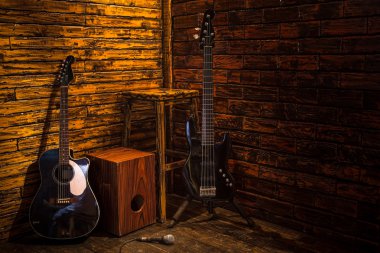 Cajon, bas ve pub ahşap sahnede akustik gitar