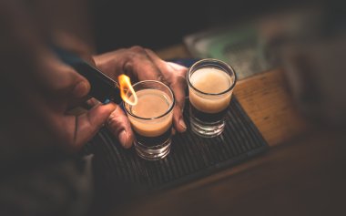 Çakmak ile iki B 53 kokteyller 