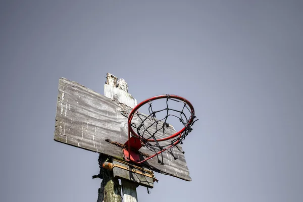 Vintage backboard og rustne kurv - Stock-foto