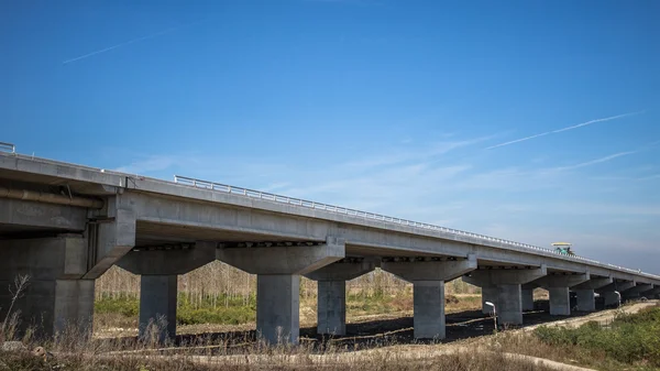 Puente de la autopista con pilones de hormigón que cruzan un río - Belgrado , —  Fotos de Stock