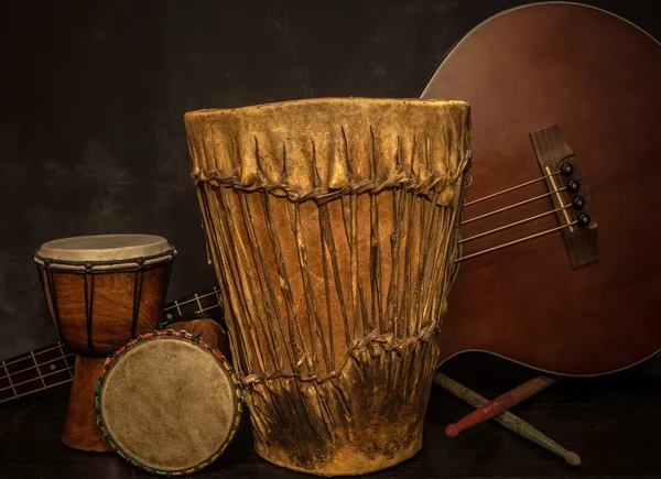 Régi zenei eszközök - Djembe dobok, akusztikus basszusgitár — Stock Fotó