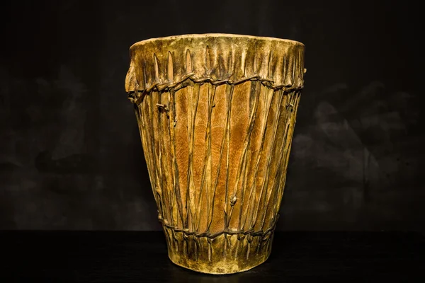 Tambor djembe artesanal no fundo preto — Fotografia de Stock